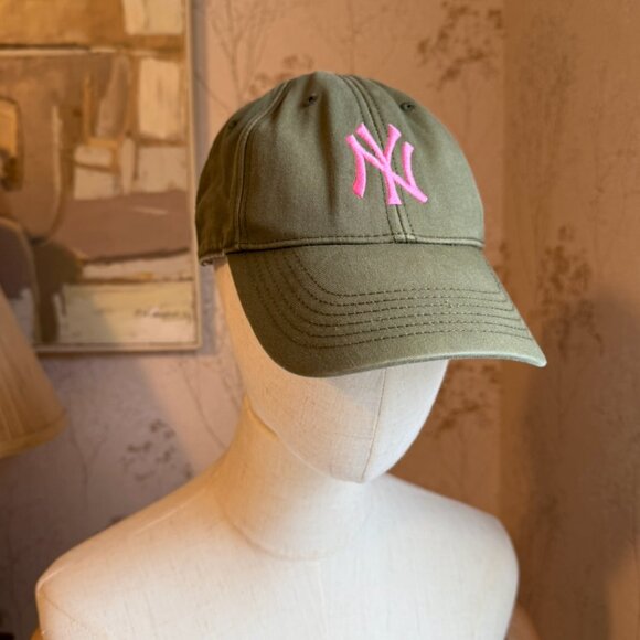 New York Yankees Clean up hat in moss green with pink - Picture 9 of 16